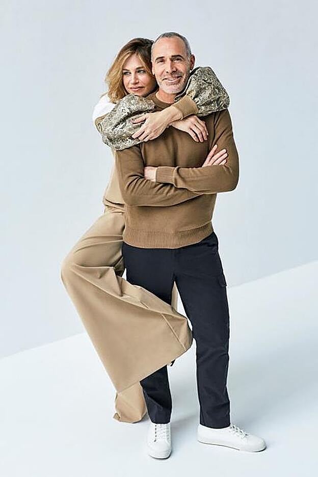 Martina lleva jersey y pantalones de Max Mara; Álex, jersey de Boss, pantalones de Massimo Dutti y zapatillas de Levi’s.