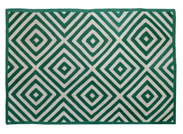 Despliega su abanico de posibilidades: lanas y fibras naturales, yute, sisal, pieles... Te ayudarán a romper la monotonía y frialdad de los suelos. Opta por esta estera de color verde de Alfombras Peña (alpcarpets.com).