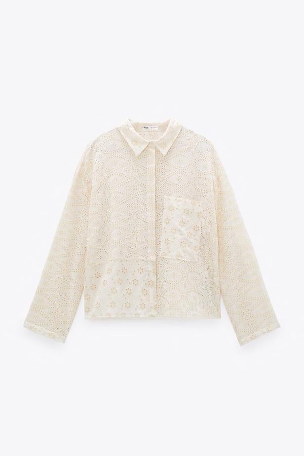 Camisa de algodón con bordado perforado, de Zara (22,95 €).