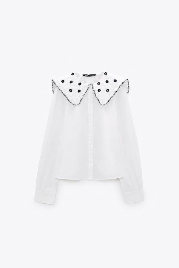 Cuerpo de algodón de manga larga con cuello de popelín bordado, de Zara (29,95 €).