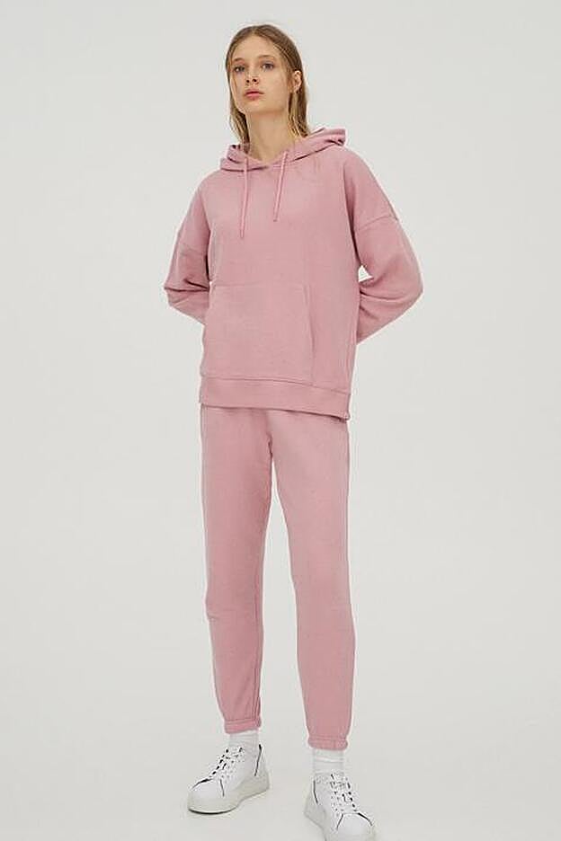 Pull & Bear revoluciona su colección con este colorido chándal que ya está arrasando.
