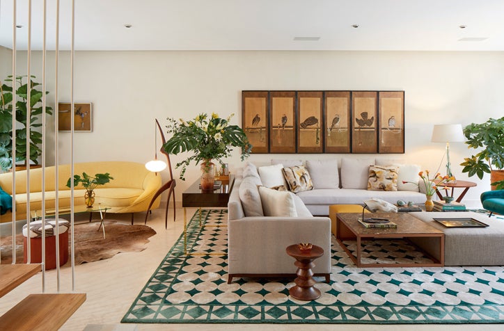 Rafias, pieles, telas y fibras dan a las paredes una gran riqueza. Te proponemos los papeles de Phillip Jeffries (phillipjeffries.com), un must en nuestros interiores, o los de William Morris, llenos de color, (gancedo.com). En la imagen, mesa de centro de Cassina, con cuatro módulos diferentes. La alfombra, en lana y seda, es de Alfombras Peña, según diseño del estudio Melián Randoph. El taburete mesita en nogal, es de Charles y Ray Eames para Vitra. En la pared, biombo oriental.