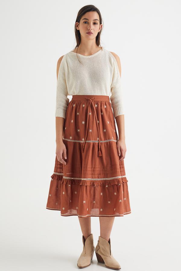 Esta falda de color teja con detalle de bordados en blanco cuenta con volantes y cordón para ajustar en la cintura. Tiene un precio de 25,99 euros.
