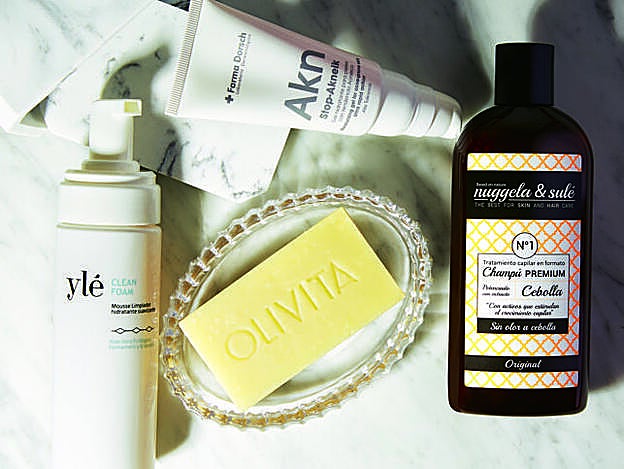 1. Clean Foam (48,40 €) de Ylè Cosmetics. 2. Stop Akneik (28 €). de Fridda Dorsch. 3. Champú Premium (19,90 €) de Nuggela&Sulé. 4. Olivita Jabón Nutritivo (7,90 €) de La Chinata.