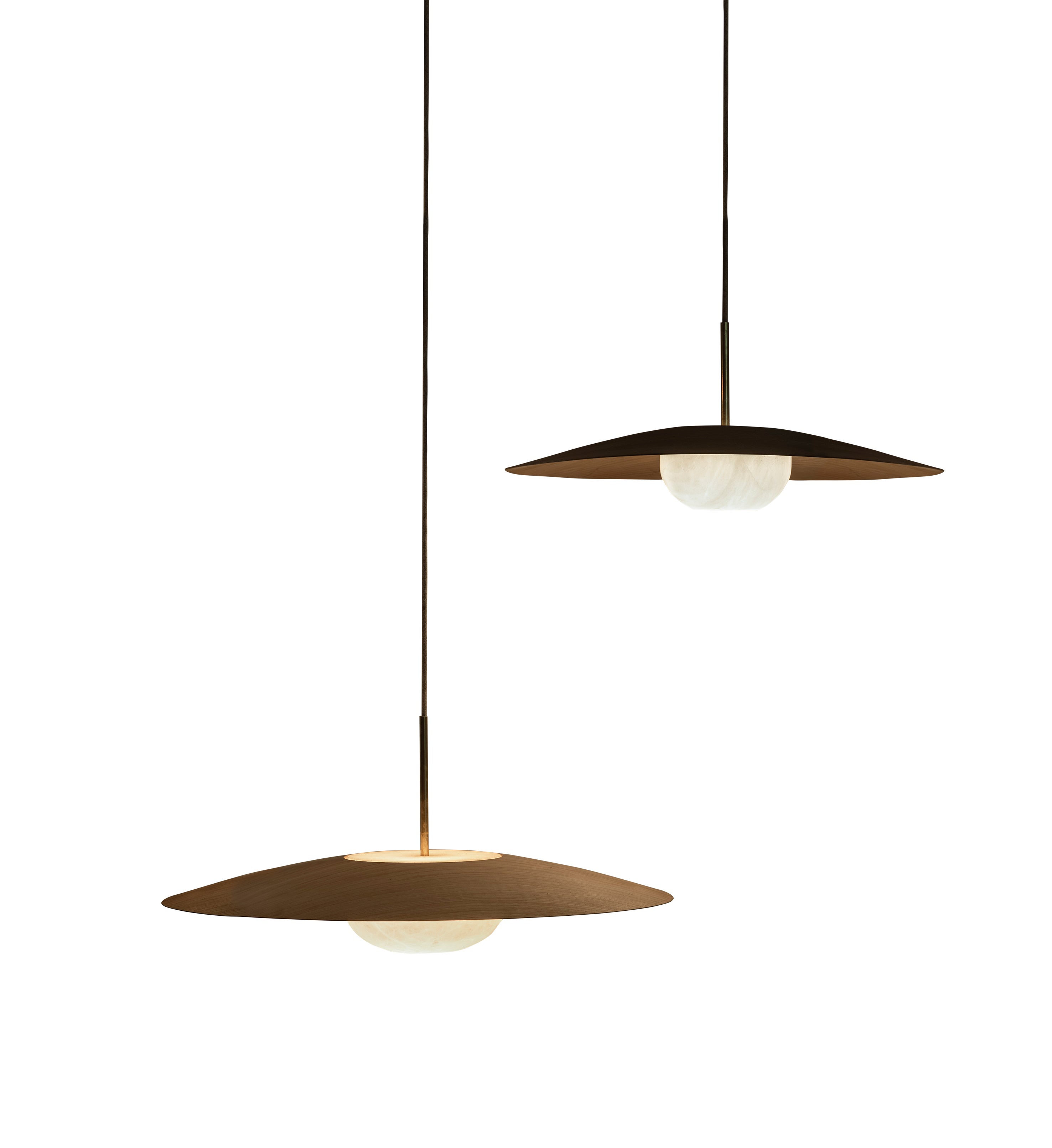 Lámparas de sobremesa, de pie o de suspensión, pantallas textiles o de materiales pétreos como el alabastro crean siempre una atmosfera acogedora de luces tenues. ¡Y no te olvides de las velas! Contrarrestan la rigidez de cualquier ambiente. Las lámparas de la foto son de alabastro, de Siete Formas (sieteformas.com).</