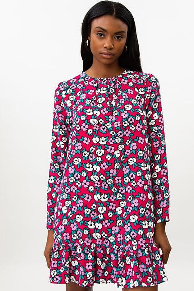 En color fucsia y con flores en blanco y rosa, este estampado es una de las cuatro opciones que nos propone Lefties para este exitoso vestido.