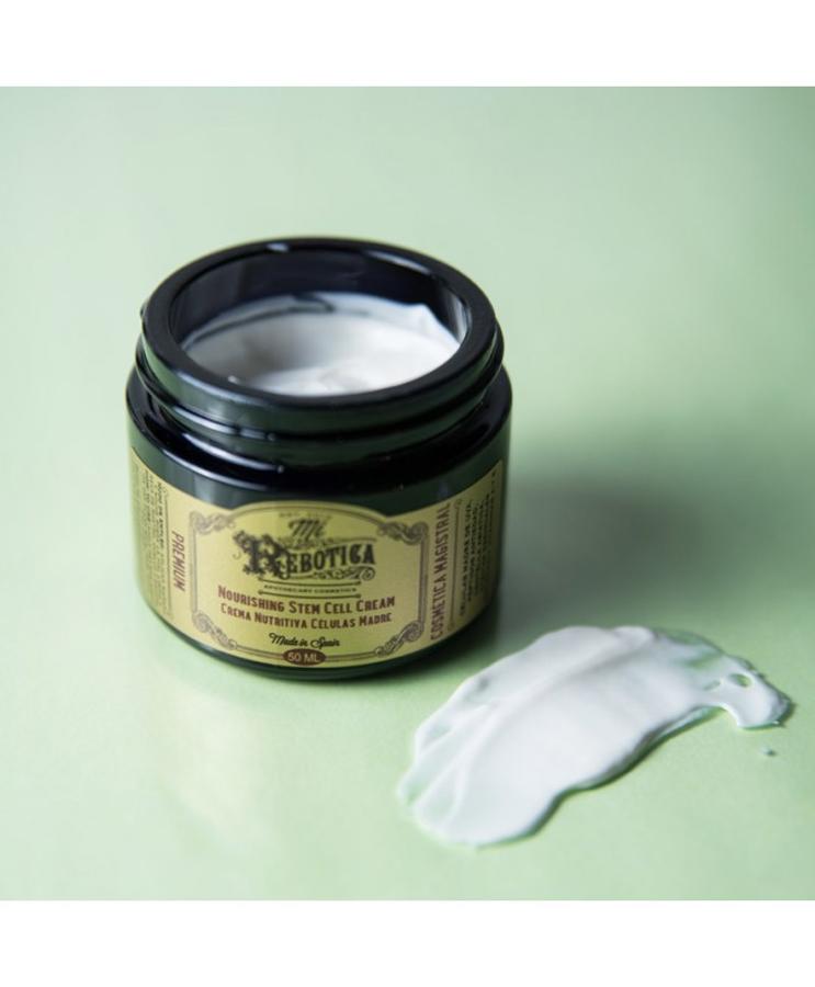 La crema nutritiva células madre de Mi Rebotica es un tratamiento antiedad y antirradicales libres, ideal para el cuidado diario de las pieles maduras y secas. Con aloe vera regenerador, vitaminas A y E nutrientes y antioxidantes, extracto de centella asiática remineralizante, péptidos antiedad que mejoran la estructura de la piel y células madre liposomadas de la vid, que aportan no solo las bondades de las células madre vegetales sino también resveratrol y antioxidantes presentes en la vid. Puedes conseguirla por 33,95 euros.