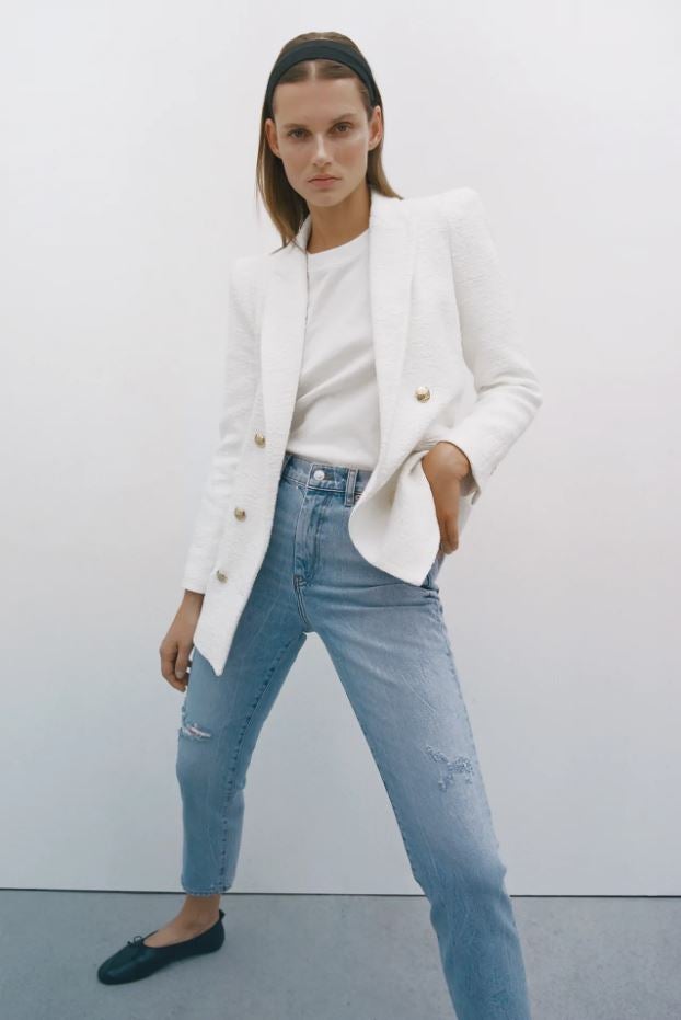 Esta blazer de silueta estructurada en bouclé blanco con grandes botones joya cuesta 79.95 euros en Zara.