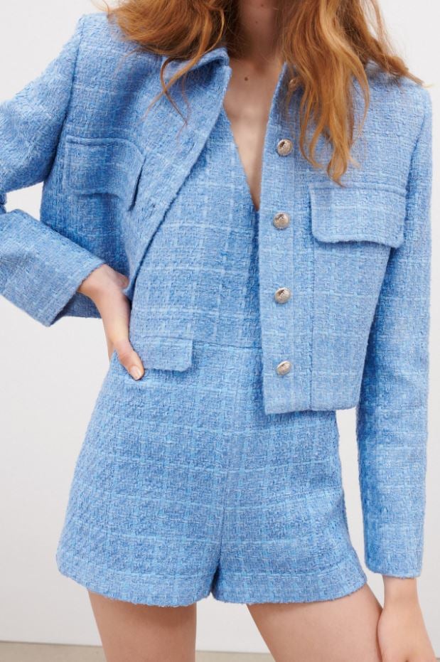 Esta blazer cropped en tweed azul cielo derrocha estilo retro y está llamada a ser, haciendo conjunto con el original mono corto, una de las favoritas de la nueva colección de Zara. Cuesta 59.95 euros.