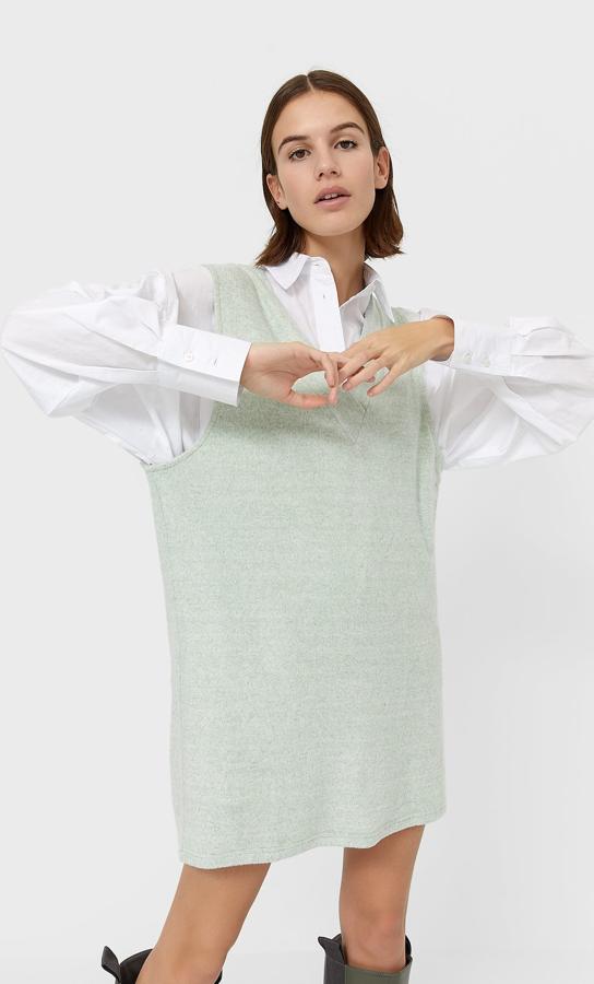 Este chaleco vestido de Stradivarius puedes utilizarlo como chaleco largo o como vestido y está disponible en cuatro colores, entre ellos el aguamarina o el negro. Cuesta 17,99 euros y podemos encontrarlo en las tallas XS, S y M.