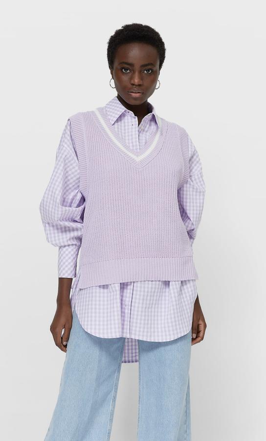 En lila, azul, piedra, gris y negro, este chaleco de Stradivarius con escote de pico a contraste está disponible entre las tallas XS y XL por 17,99 euros.