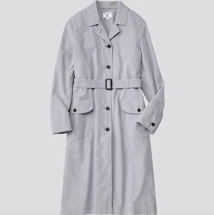Este abrigo ligero de algodón con estampado de cuadros grises viene con bolsillos de plastrón con solapa y botones a contraste, al igual que en el cierre frontal y los puños abotonados. Con cinturón a tono con hebilla a contraste y escote de solapa con muesca, cuesta 99,90 euros y estará disponible entre las tallas XXS y XXL.