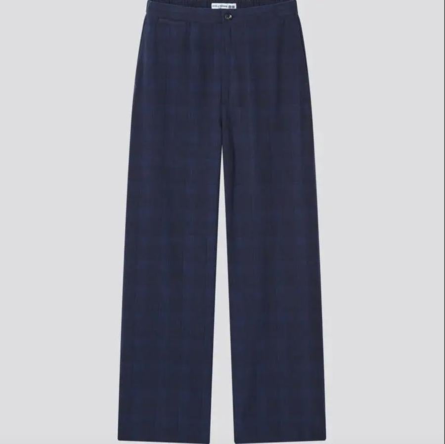 Estampado de cuadros en dos tonos de azul para estos pantalones de corte recto y perneras amplias confeccionado en algodón y nailon que podremos encontrar entre las tallas XXS y XL por 39,90 euros.