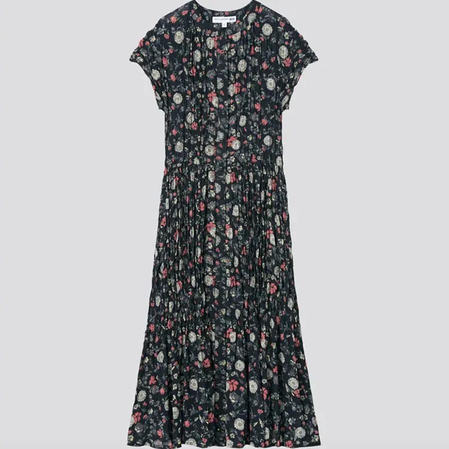 Diseño plisado para este vestido estampado de fondo gris y flores rosas con cierre de botones a tono en el frontal y cuello redondo. Tiene un precio de 49,90 euros y está disponible entre las tallas XXS y XL.