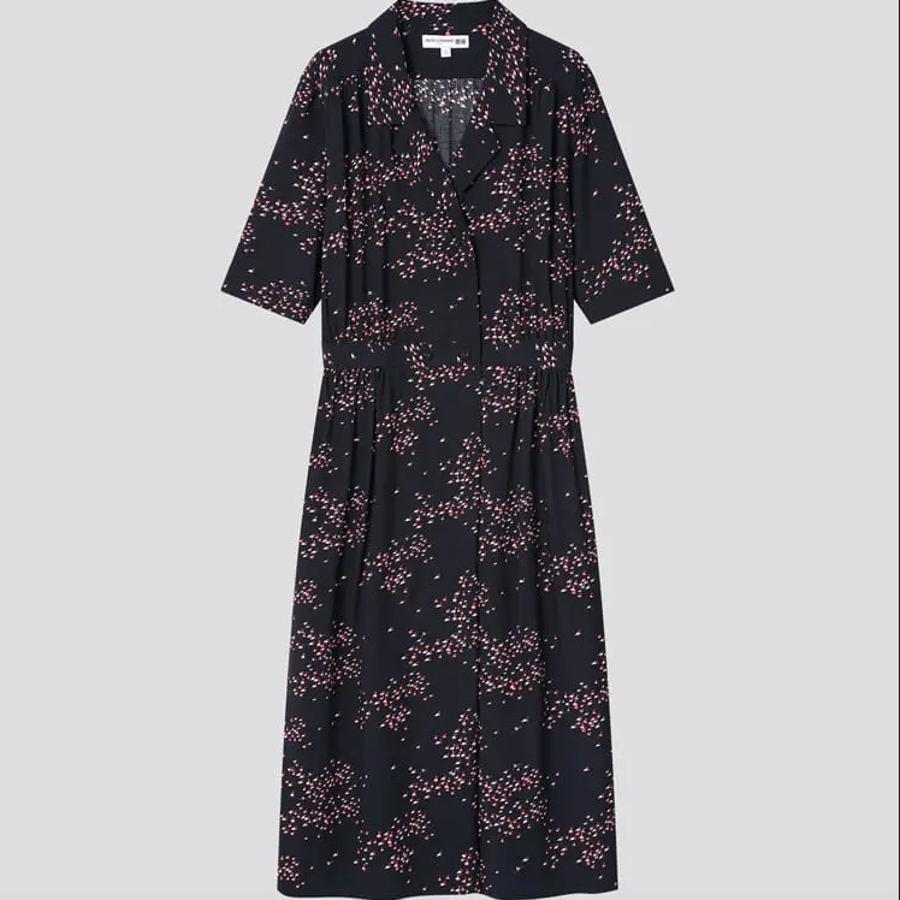 Este vestido negro con manga tres cuartos y cuello de puco clásico con muesca está disponible en negro o en azul, ambos con estampado de flores y tiene un precio de 49,90 euros. Podremos encontrarlo entre las tallas XXS y XL.