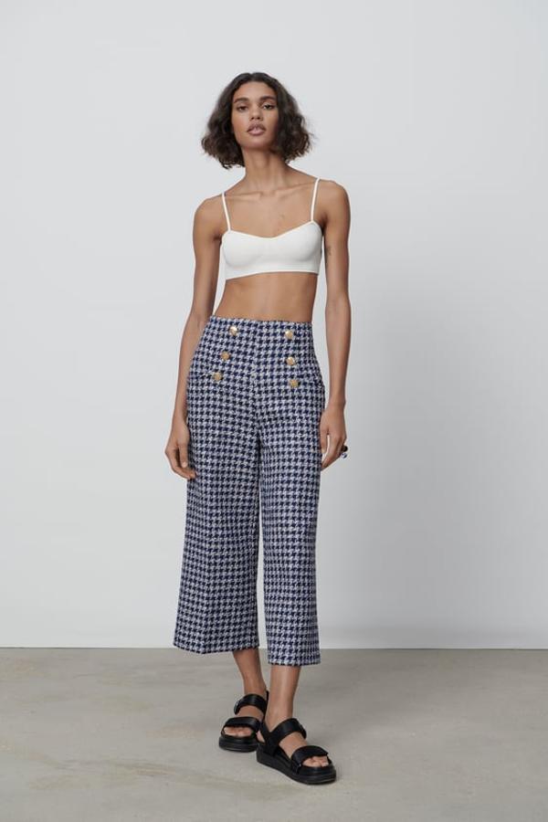 Pantalón culotte de tweed de tiro alto con botones, de Zara (39,95 €).