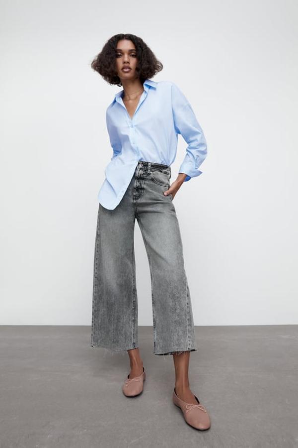 Pantalón culottevaquero de tiro alto con botones, de Zara (25,95 €).