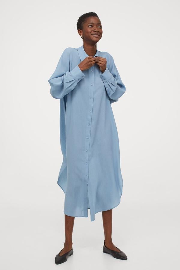 Vestido camisero extralargo de algodón, de H&M (24,99 €).