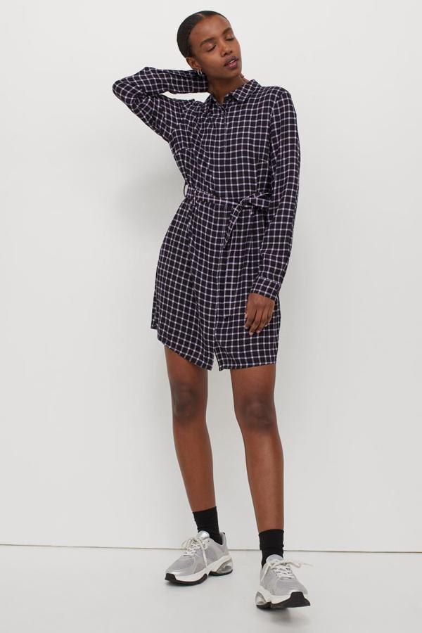 Vestido camisero mini estampado de cuadros con cinturón a juego, de H&M (19,99 €).