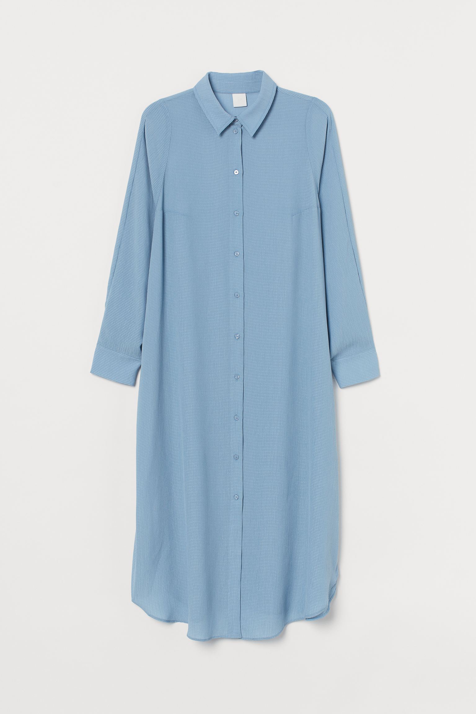 Apuesta por este vestido camisero de H&M como uno de los más cómodos y favorecedores de la selección. Además, el color azul cielo sienta de maravilla. (29,99 euros).