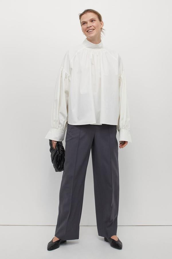 Blusa de algodón y seda de morera con cuello elevado con detalles fruncidos , mangas largas globo de corte raglán con puños abotonados y bajo redondeado, de H&M (69,95 €).