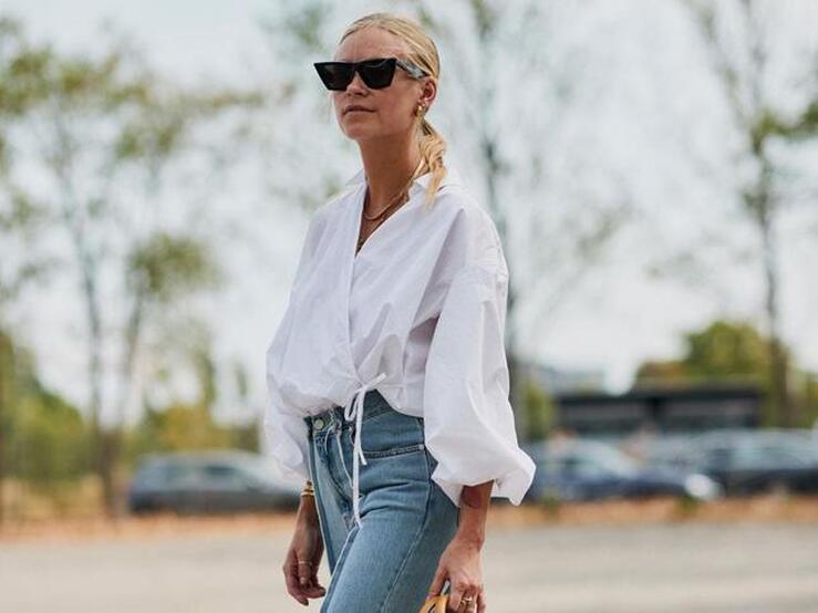 Fotos: Estas camisas blancas nada básicas son perfectas para llevar con vaqueros y le dan a tu look un giro irresistible