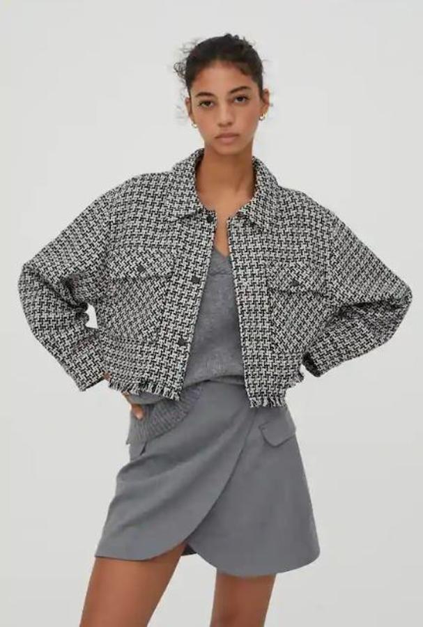 Chaqueta cropped de cuadros (29,99 euros).
