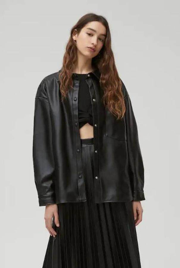 Sobrecamisa efecto piel negra (25,99 euros).