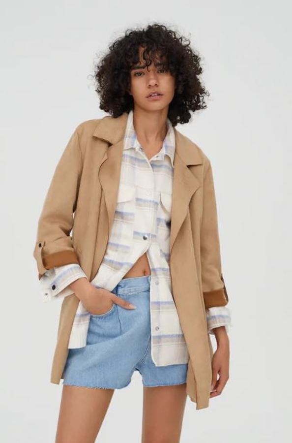 Chaqueta tipo sahariana de antelina (25,99 euros).