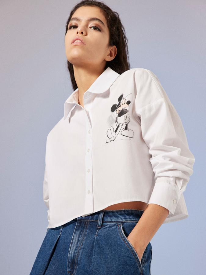 Camisa blanca cropped de Mickey (15,99 euros).