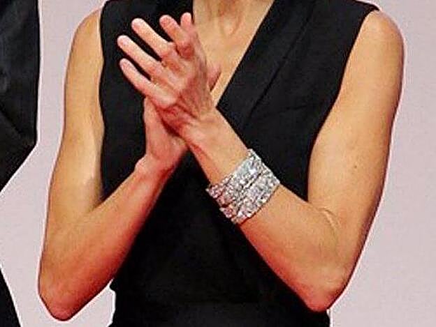 Dos brazaletes idénticos de diamantes realizados por Cartier.