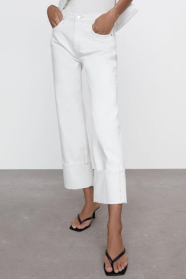 una versión de los vaqueros de Victoria Beckham con vuelta en el bajo, en color blanco.