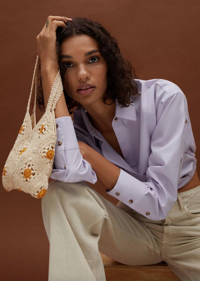 Disponible en crudo y en lila, este bolso de crochet con estampado de flores, asa larga y asa de hombro viene con cierre de imán interior y cuesta 19,99 euros.