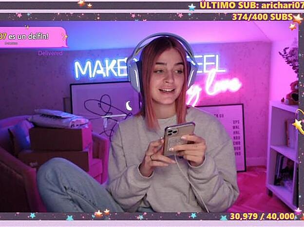 Laura Escanes, en una de sus retransmisiones en directo en Twitch