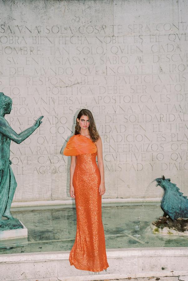 El modelo Juana de Redondo Brand (239 euros), con su silueta entallada, sus lentejuelas color caldero, el escote asimétrico y el volumen de tafetán en el hombro es, sin duda, una de las propuestas más sofisticadas y atrevidas para la noche que hemos visto en mucho tiempo.