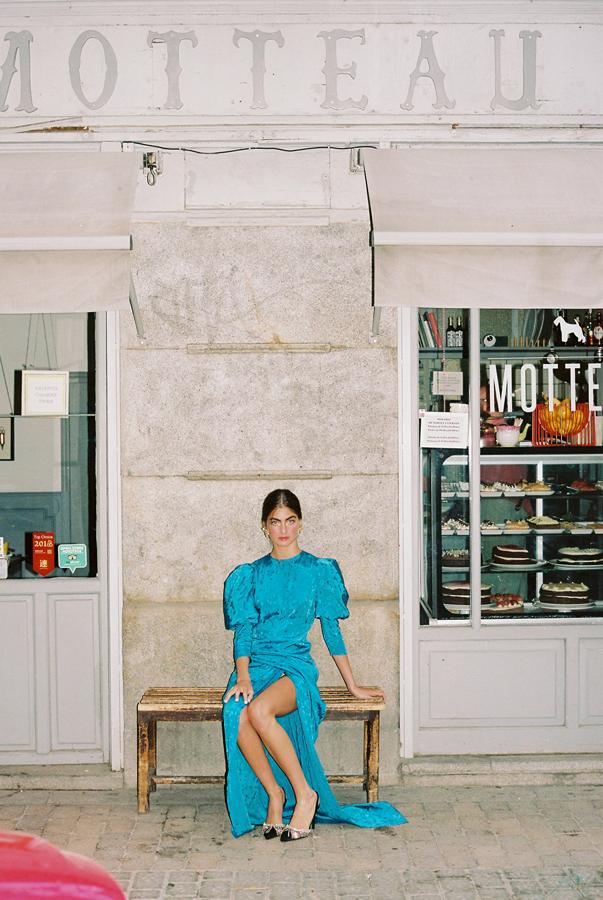 El vestido Matilda de Redondo Brand (219 euros) en jacquard azul petróleo nos enamora con su movimiento, con sus mangas abullonadas y la silueta 'wrap' de la falda, súper favorecedora y sensual.