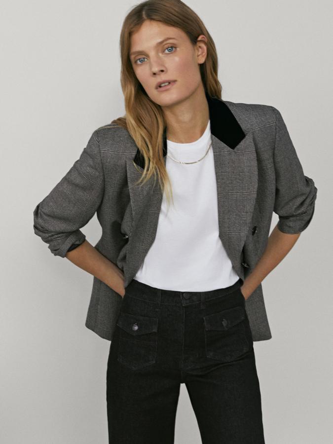 Con el estampado más clásico y bonito para este tipo de prenda, el de Príncipe de Gales, esta americana confeccionada al 100% en lana viene con cuello de solapa de pico, cierre cruzado de doble botonadura frontal y dos bolsillos laterales con solapa. Con abertura en la parte posterior, ha pasado de 149 euros a 99,95 euros y está disponible entre las tallas 34 y 42.