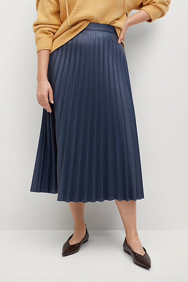 La falda midi de Violeta, confeccionada en un tejido efecto piel.