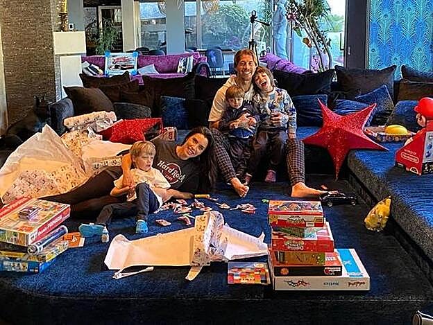 El salón está lleno de sofás de color bastante atrevidos