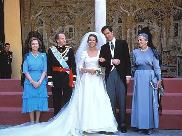 El Re, con el brazo escayolado en la boda de la Infanta Elena en 1995.