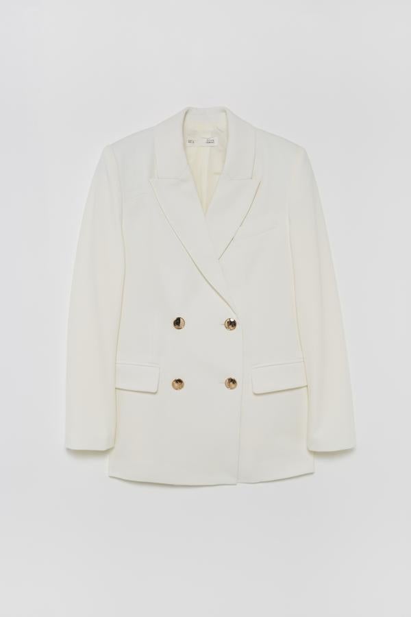 Blazer de crepe cruzada con botones metálicos, de Sfera (29,99 €).