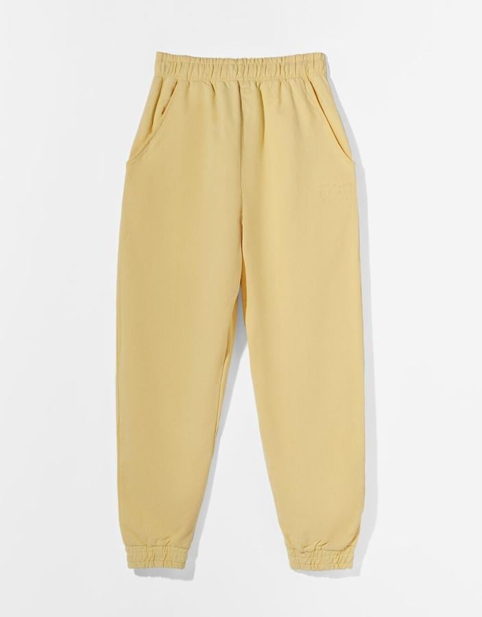 Pantalón de algodón con cinturilla y bajo elástico, de Bershka (15,99 €).