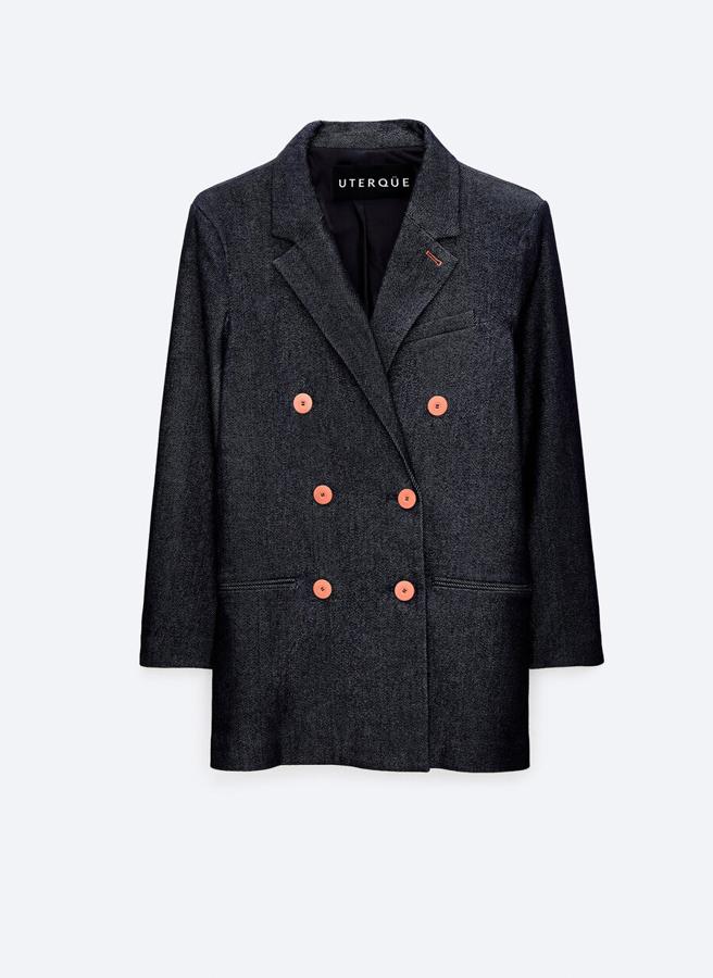 Blazer cruzada de tejido vaquero, de Uterqüe (111 €).