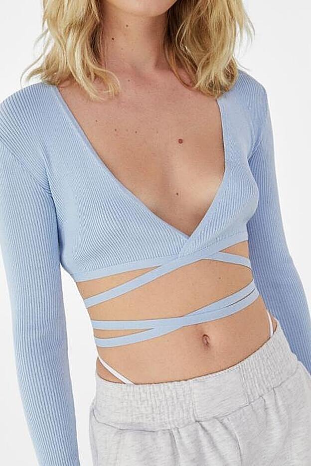 Chaqueta de punto azul cielo, con la cintura rematada con lazo.