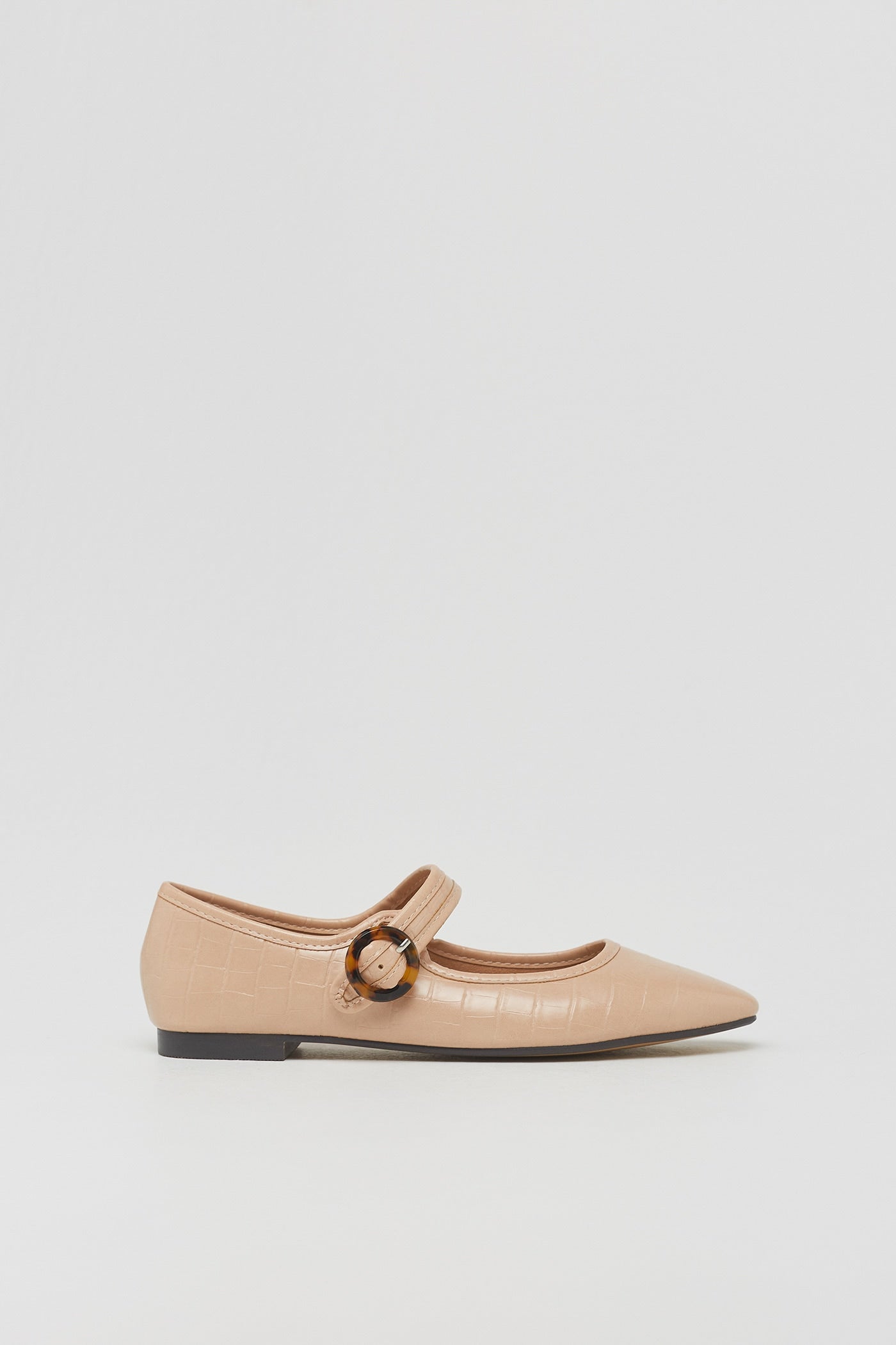 Bailarinas grabadas en rosa claro estilo merceditas con cierre de hebilla de carey en el empeine. ¡Pura tendencia! (19,99 euros).