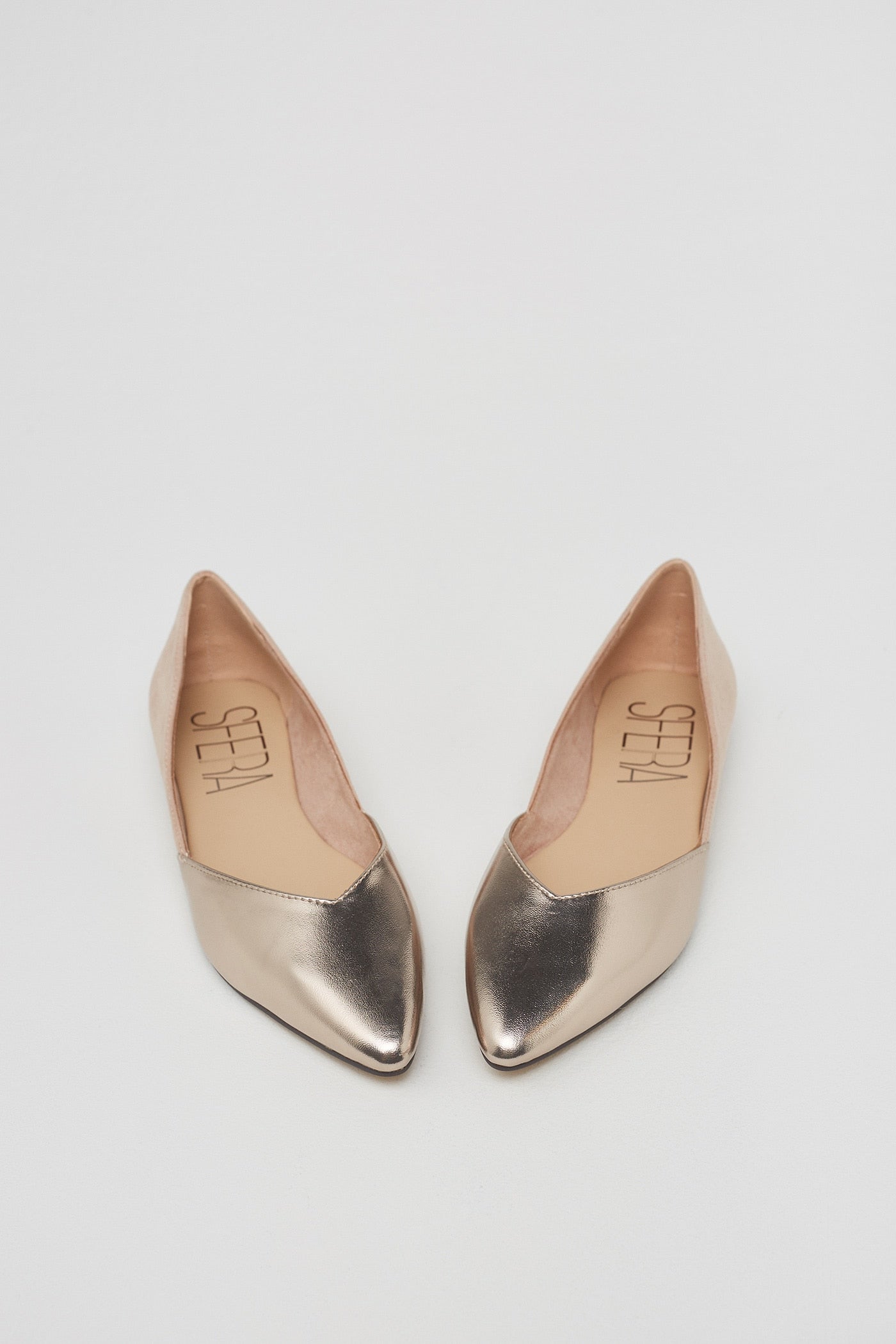 Bailarinas metalizadas de punta, escote en el empeine y color rosa pálido combinado en la parte trasera. Un calzado cómodo de la nueva colección de Sfera que se va a agotar antes de la primavera. (12,99 euros).