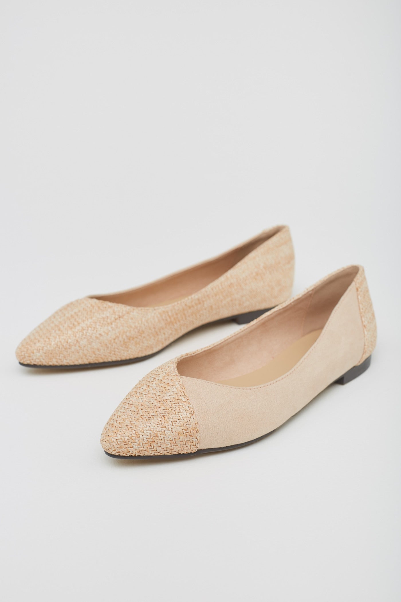 Anticípate a la primavera con uno de los tejidos que más veremos con la llegada del buen tiempo en todo tipo de complementos y prendas: la rafia. (16,99 euros en Sfera).