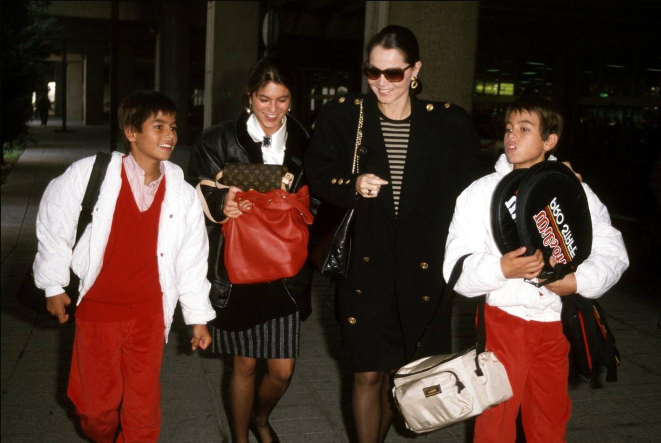 Siete años estuvieron felizmente casados Isabel Preysler y Julio Iglesias, pero las giras del cantante y sus ausencias constantes acabaron con la pareja. Fruto del matrimonio nacieron sus tres hijos Chabeli, Julio y Enrique.