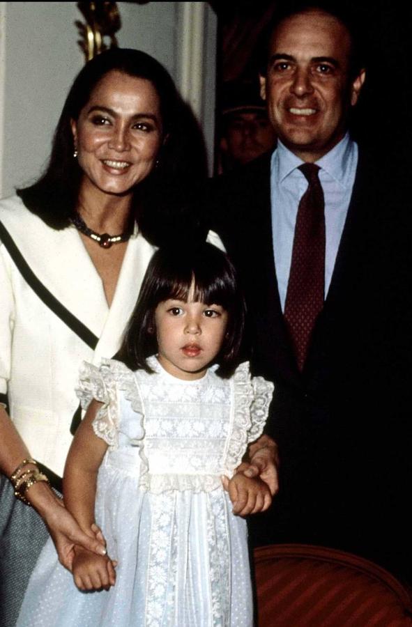 El segundo marido de Isabel Preysler fue Carlos Falcó y Marqués de Griñón con el que tuvo a su hija Tamara. Se dice que aún estaba casada con Julio cuando le conoció, pero que su matrimonio con el cantante ya estaba roto. Se casaron en marzo de 1980 y Tamara nacía un año después.