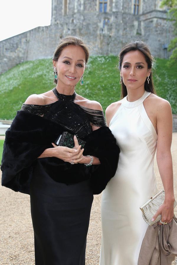 Tamara Falcó es la digna sucesora de su madre. Isabel Preysler se ha preocupado mucho en que Tamara siguiera sus pasos y se ha encargado de introducirla poco a poco en su mundo. En esta foto ambas fueron invitadas por Porcelanosa al Castillo de Windsor para una cena con el príncipe Carlos de Inglaterra. A día de hoy Tamara es todo un icono en nuestro país.